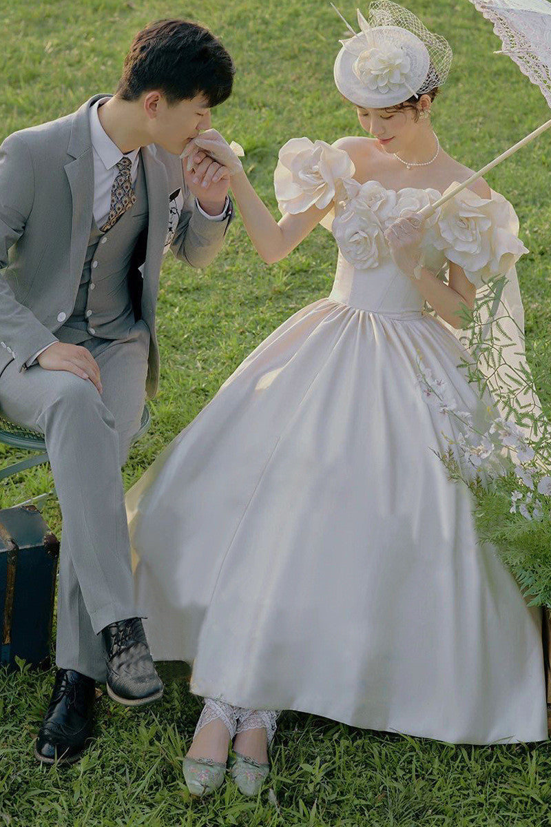 Robe de mariée rétro à fleurs en satin minimaliste, photo de voyage