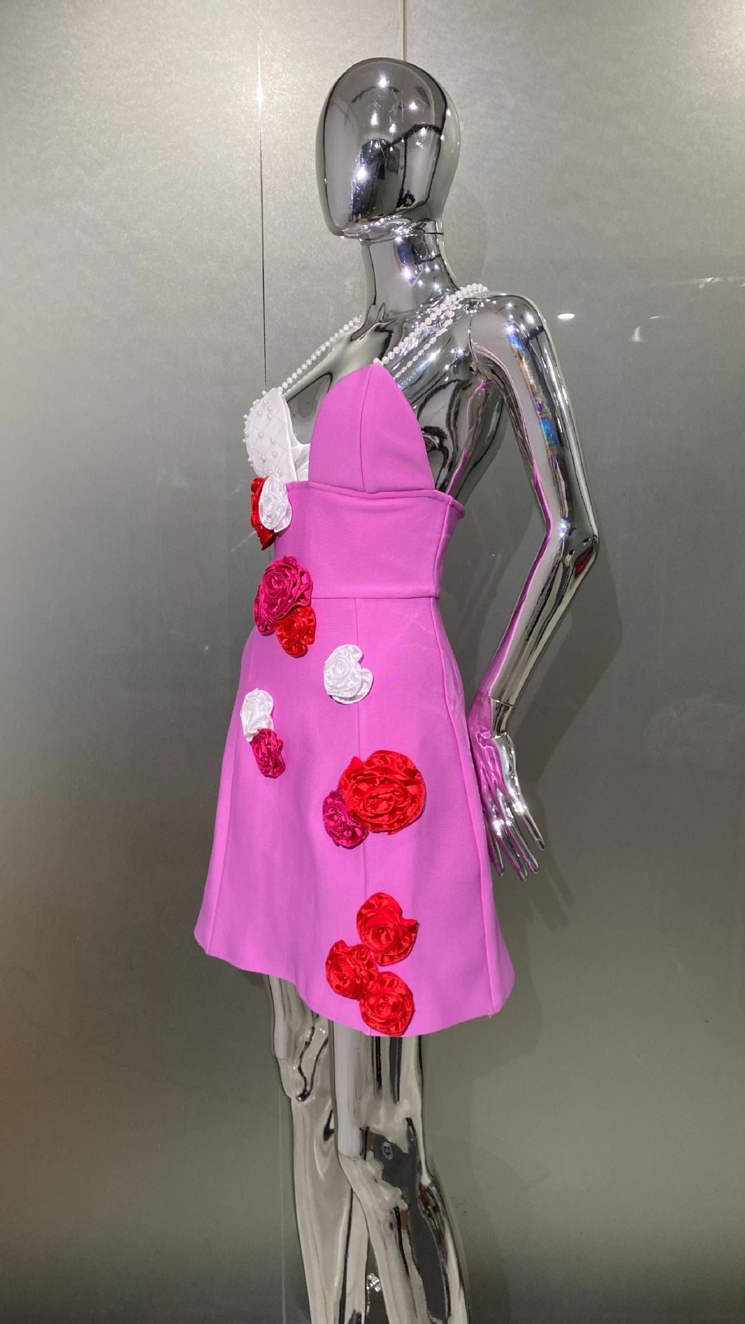 Vestido con tirantes de perlas y flores tridimensionales con temperamento a la moda para mujer