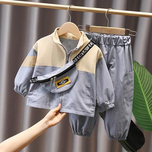 Traje de dos piezas de ropa para niños guapos.