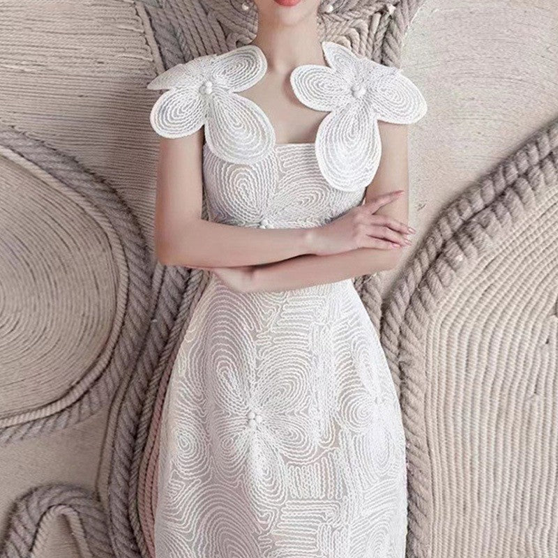 Robe brodée de fleurs blanches pour femmes