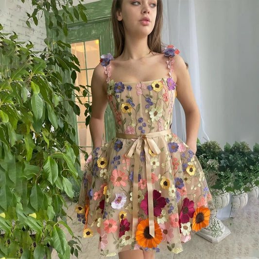 Robe fourreau brodée de fleurs tridimensionnelles