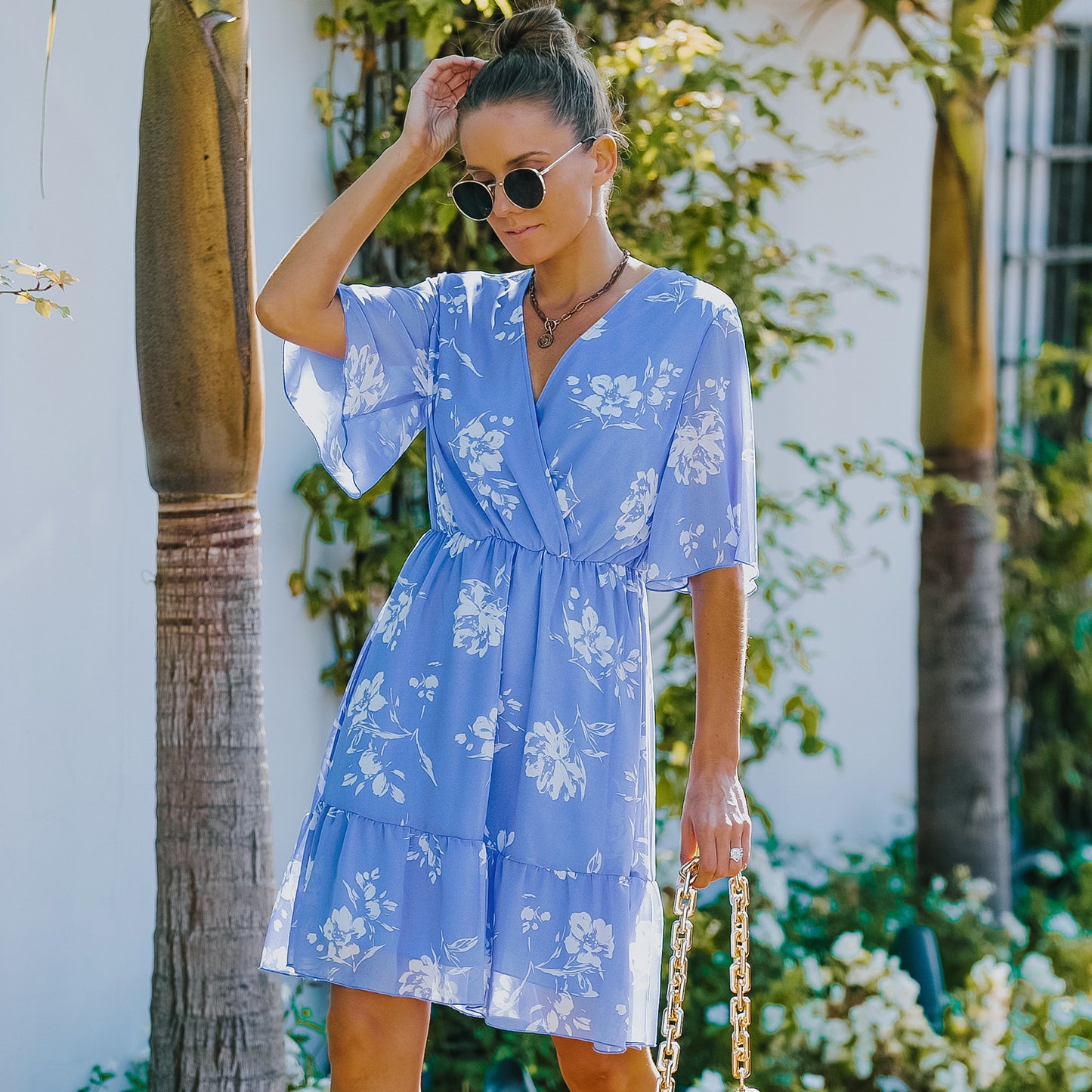 Vestido de gasa floral con volantes y cuello en V