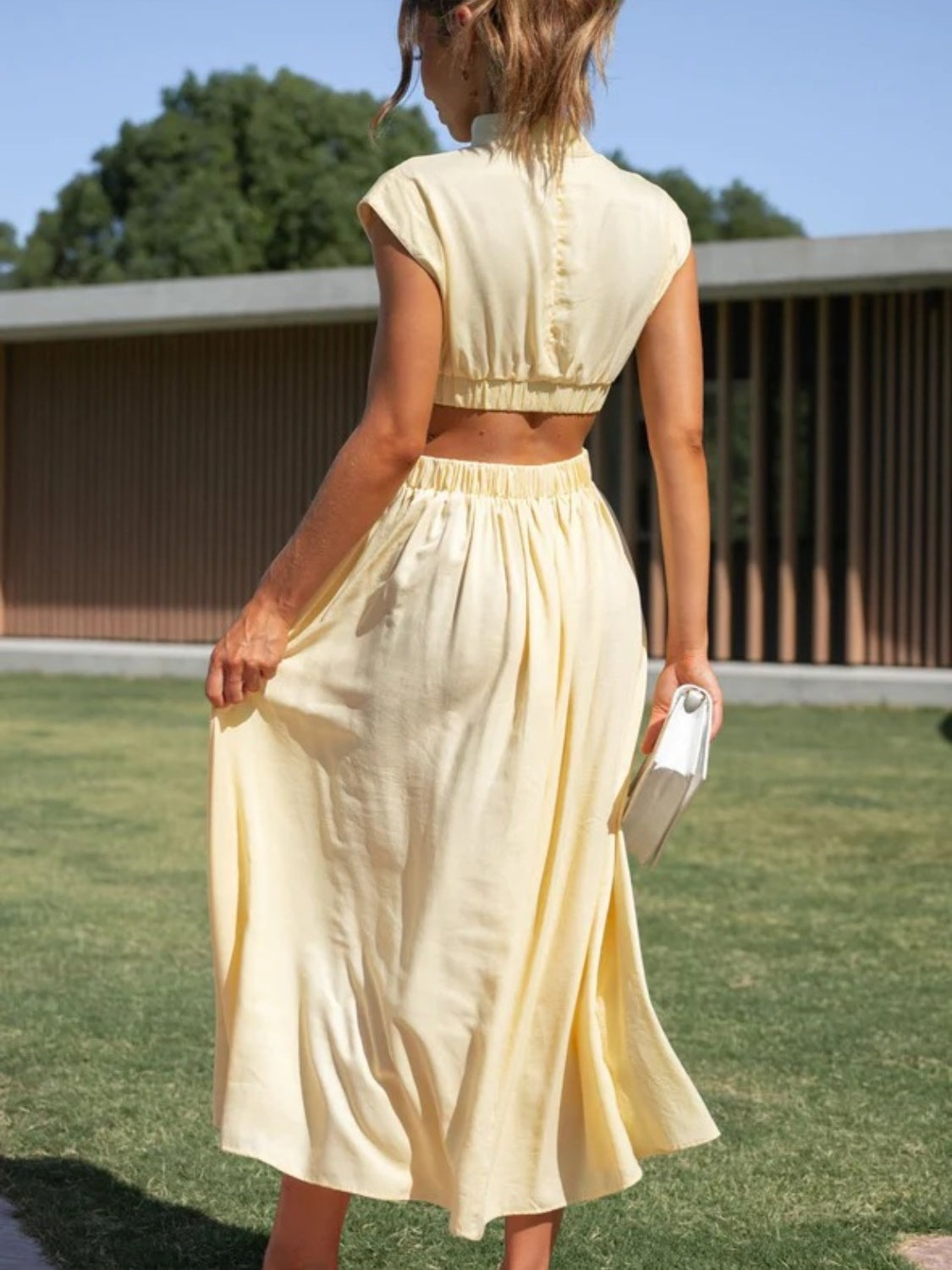 Vestido fruncido sin mangas con cuello simulado y abertura