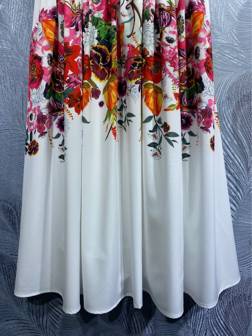 Robe perlée à imprimé floral et à fines bretelles