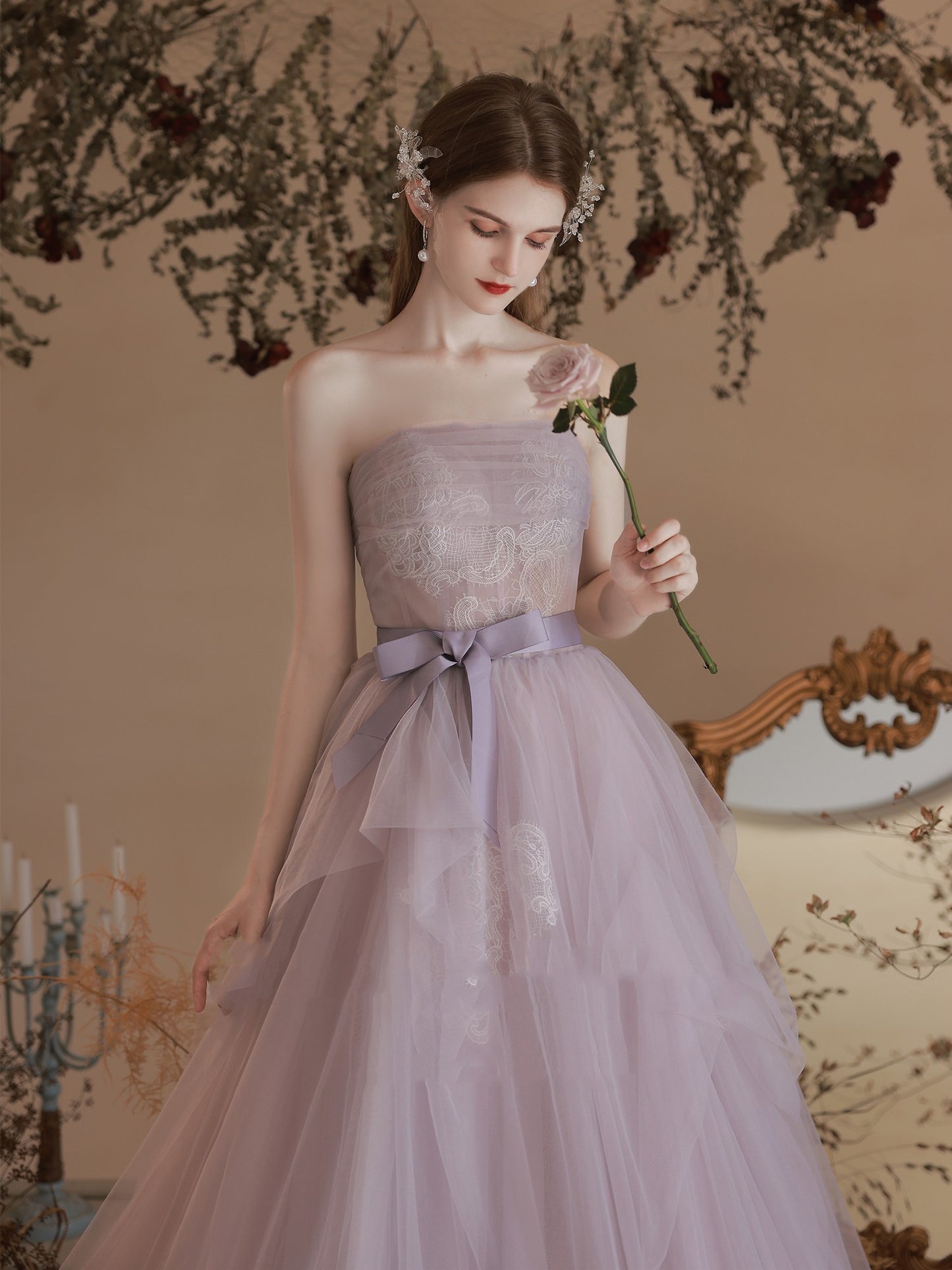 Vestido de novia con top de tubo morado para cena