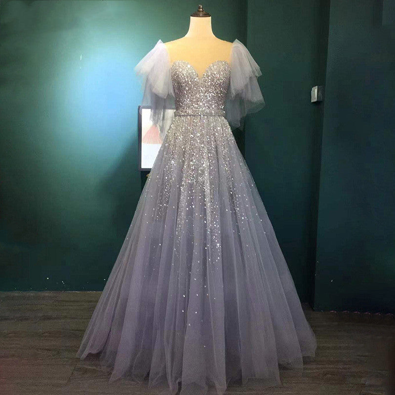 Robe mondaine gris clair à manches volantes, niche de luxe, tempérament de banquet